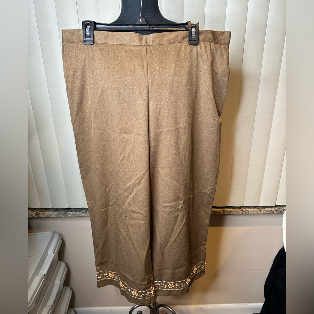 Alfred Dunner Going Native Coconut Brown Capri Cropped Embellishments SZ 20 NEW